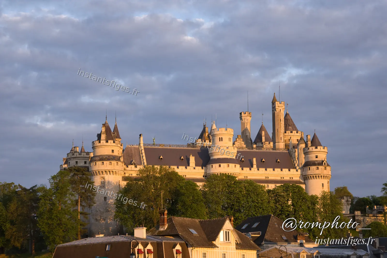 Château de Pierrefonds vu d'ensemble au coucher du soleil