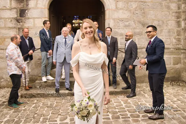 Mariée prête à lancer son bouquet